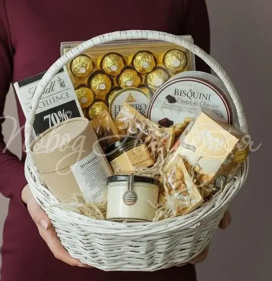 Подарочная корзина с конфетами