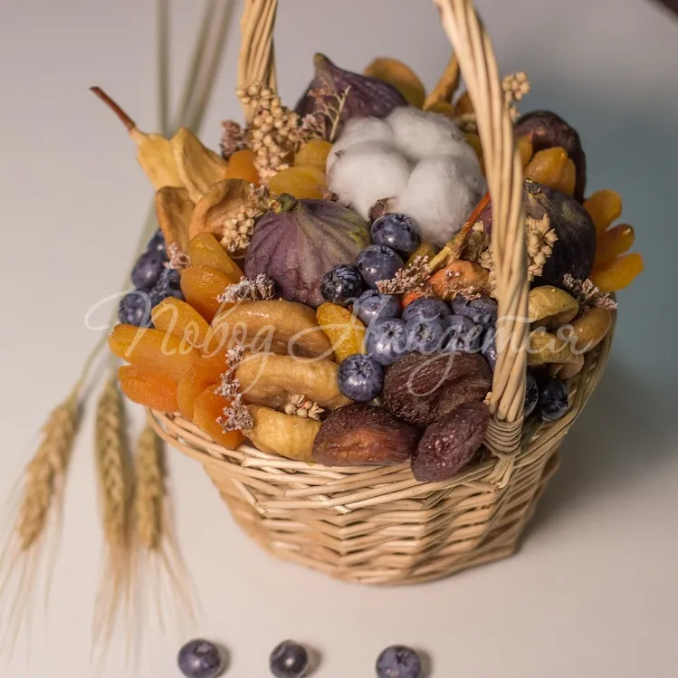 Корзина с сухофруктами