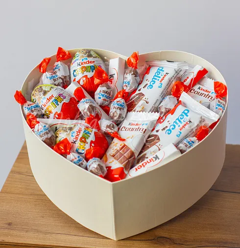 Корзина со сладостями на 8 марта