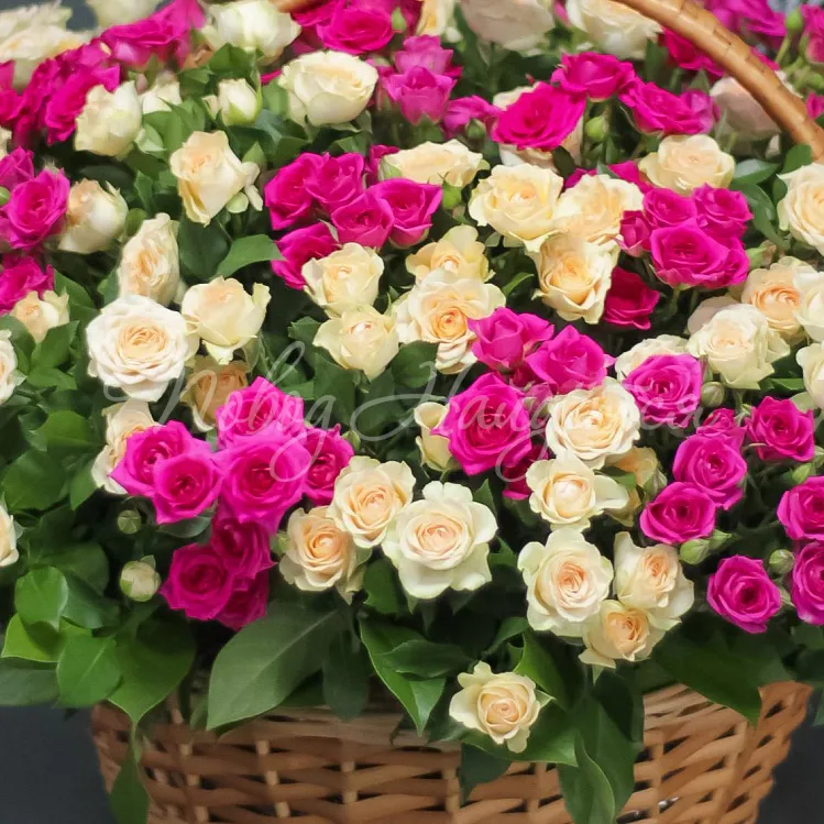 Кустовые розы в корзинах