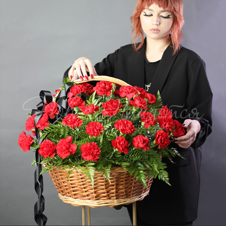 Корзина цветов на похороны из живых цветов - купить с бесплатной доставкой24/7 по Москве