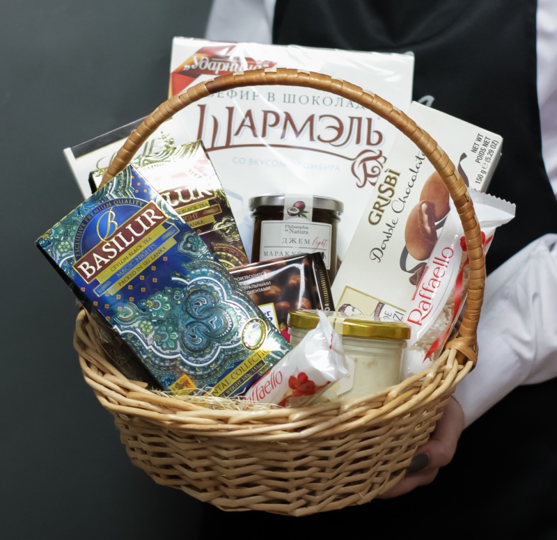 Букет из конфет для мальчика - купить сладкие букеты с бесплатной доставкой24/7 по Москве
