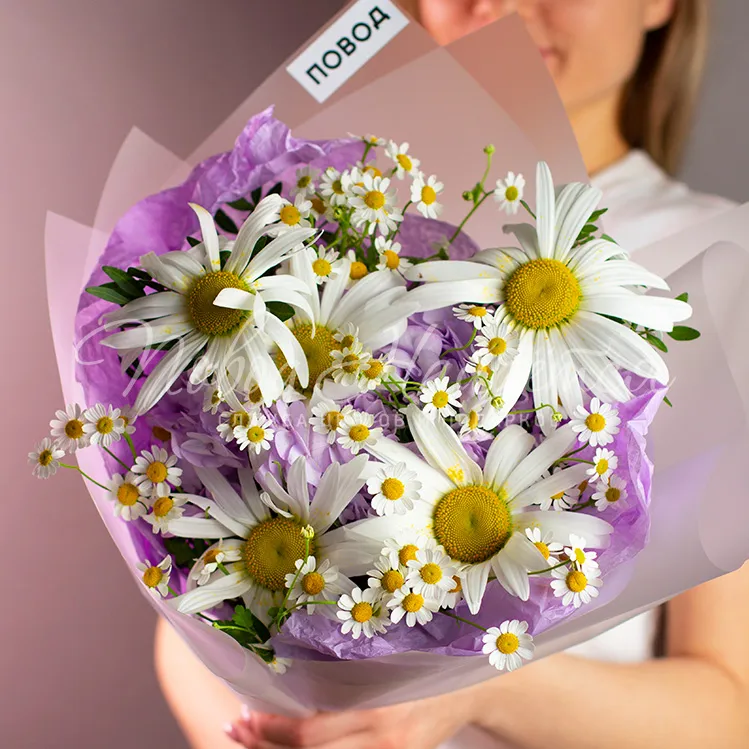 Букет с гортензиями и ромашками