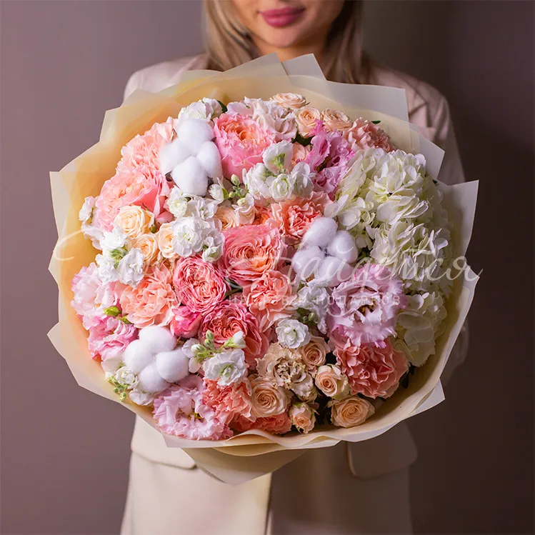 Гортензии с кустовыми розами