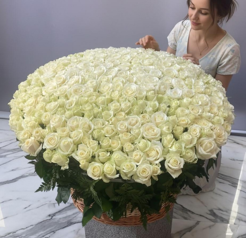 Букет 301 белая роза в корзине