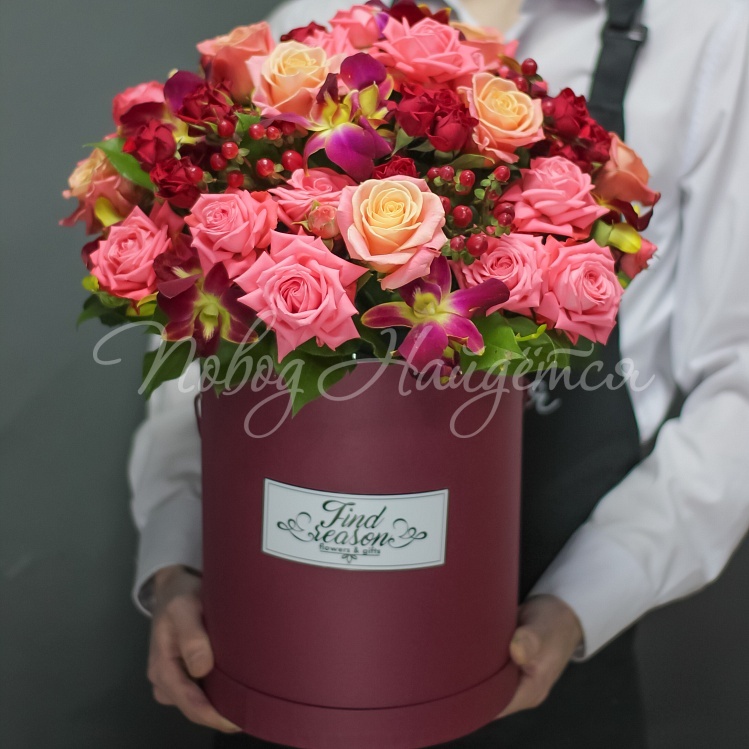 Букет из красных и розовых роз