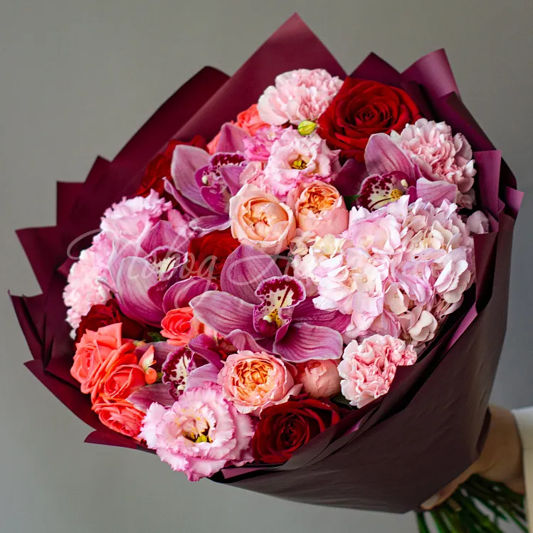 Букет из розовых роз и розовых горензий