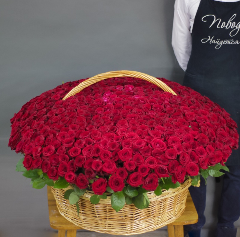 Букет роз «501 красная роза в корзине»