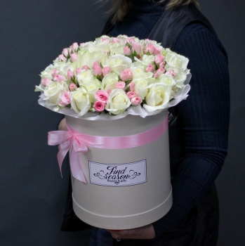 Доставка цветов и шариков коробка с гортензией фото