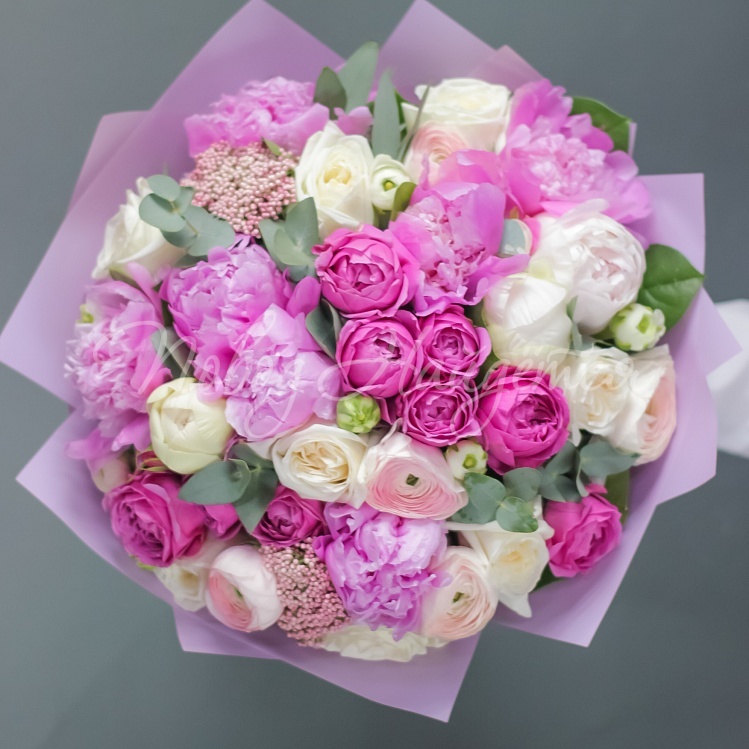 Букет из белых и розовых цветов