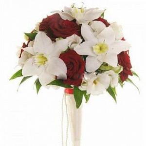 Бордовые с белым букеты невесты