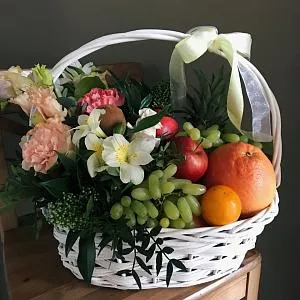 Корзины с цветами и фруктами
