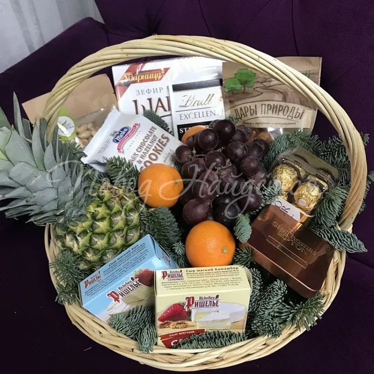 Корзина с сыром и фруктами