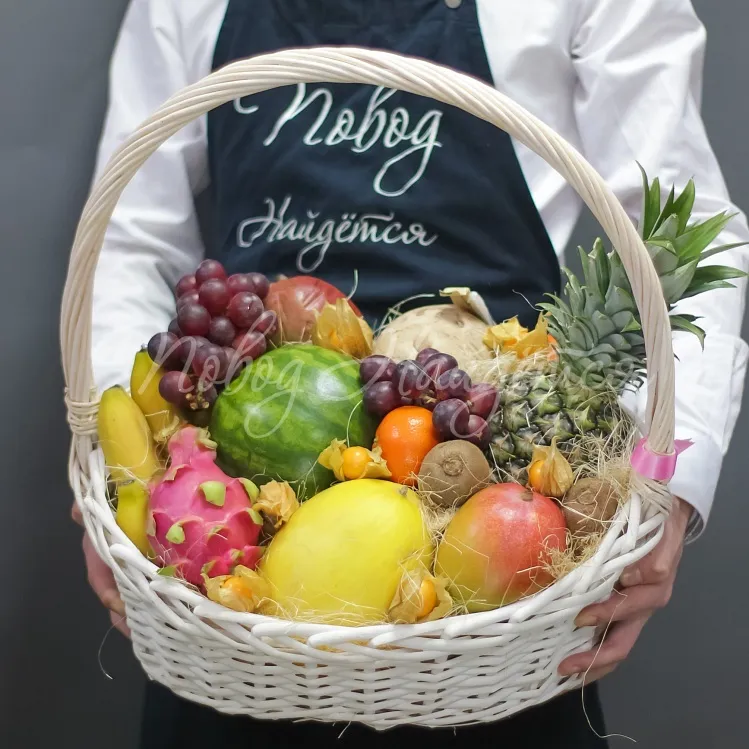 Корзина с фруктами и конфетами