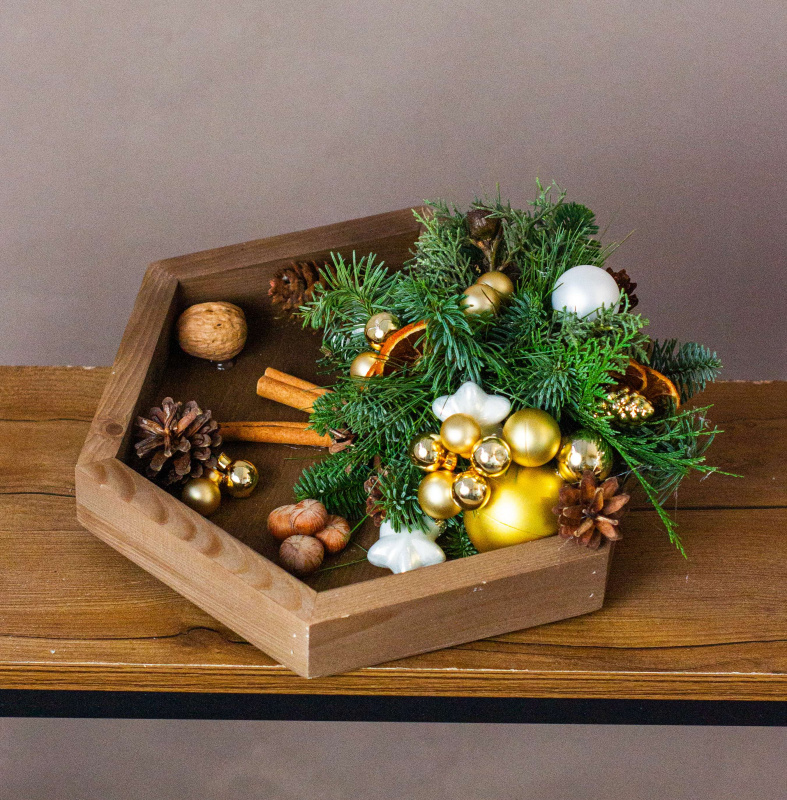 Цветочная композиция Новогодние игрушки