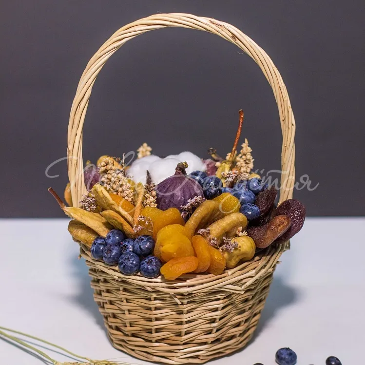 Корзина с сухофруктами и орехами