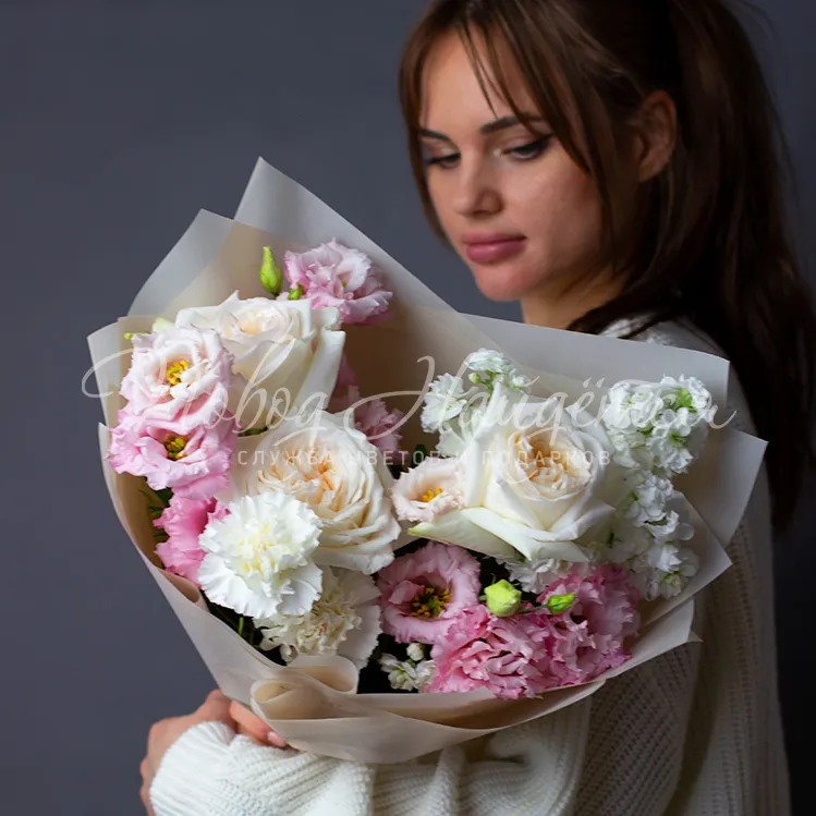 Букет из эустомы и белых роз