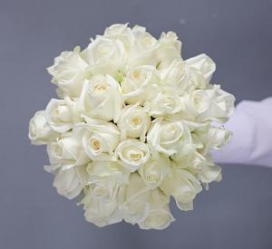 Букеты невесты из белых роз