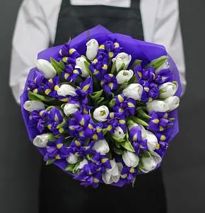 Букеты из ирисов и тюльпанов