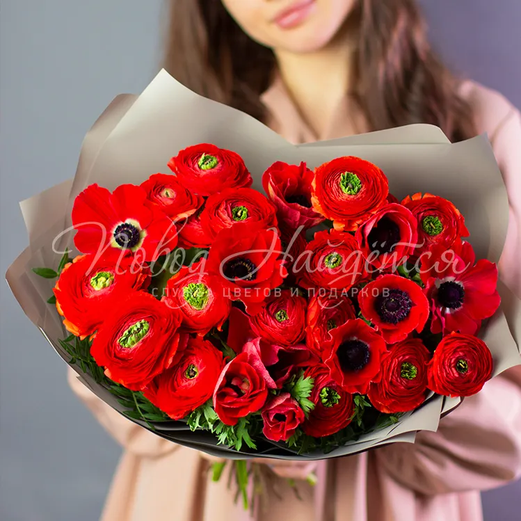 Букет из анемонов и ранункулюсов