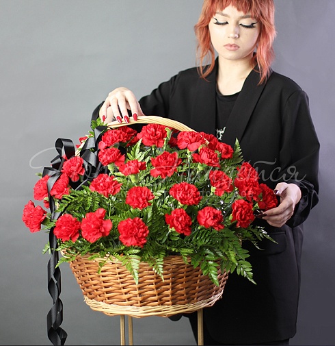 Покупка траурных корзин из живых цветов