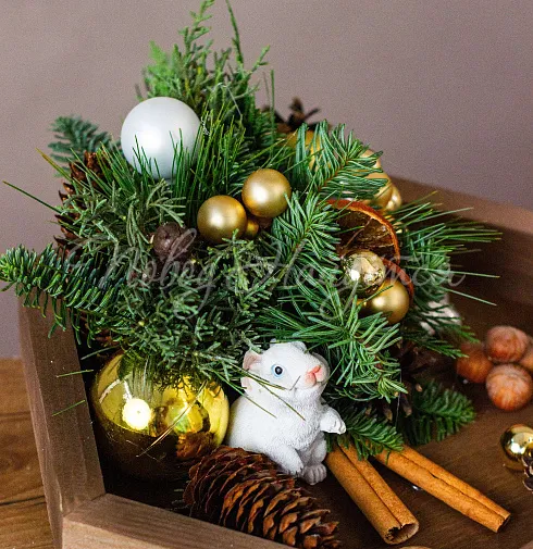 Цветочная композиция Новогодние игрушки — Повод Найдется