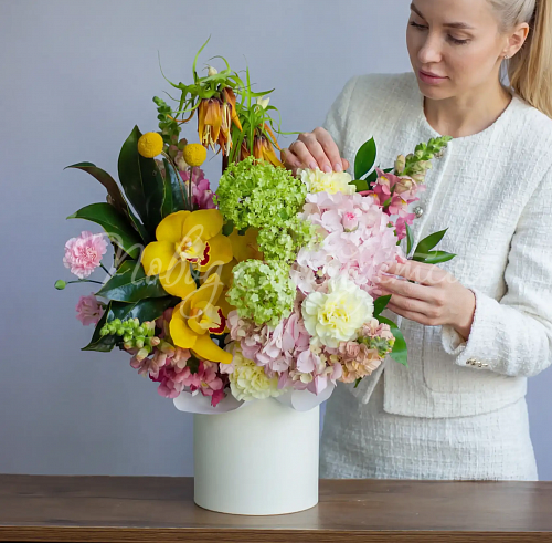 Цветы в шляпной коробке Букет Тропикана женщина