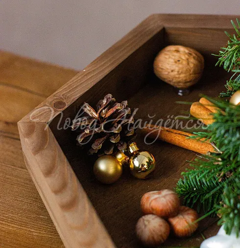 Цветочная композиция Новогодние игрушки — Повод Найдется