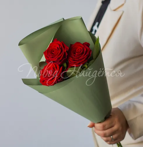 Букет 3 красные розы с бесплатной доставкой — Повод Найдется