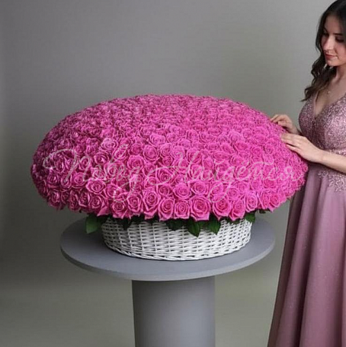 Букет 501 розовая роза в корзине