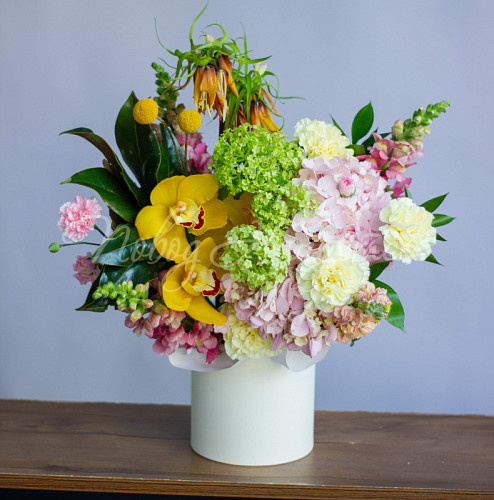 Цветы в шляпной коробке Букет Тропикана женщина