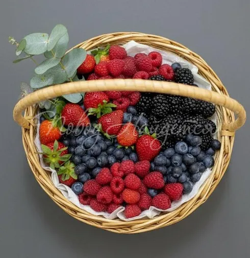 Корзина Ягодный микс — Повод Найдется