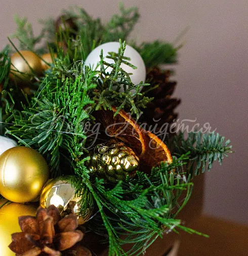 Цветочная композиция Новогодние игрушки — Повод Найдется