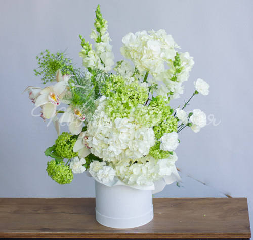 Цветы в шляпной коробке Букет Чистые мысли