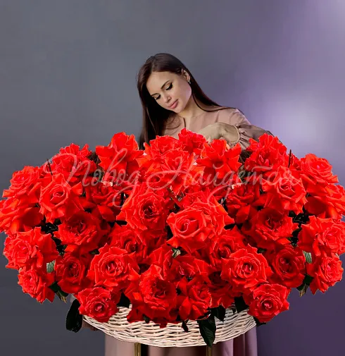 Букет 151 красная роза в корзине — Повод Найдется