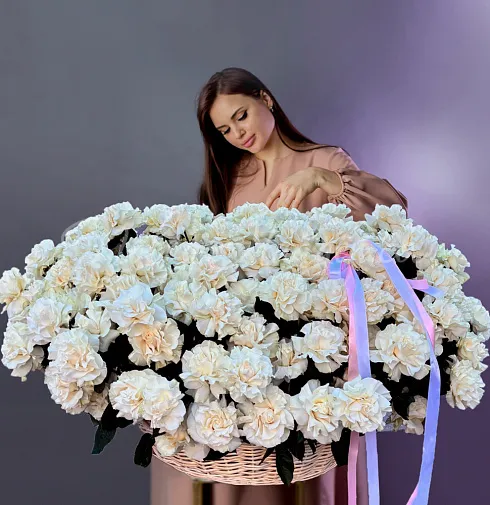 Букет 151 белая роза в корзине — Повод Найдется