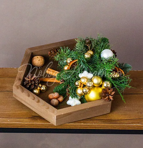 Цветочная композиция Новогодние игрушки — Повод Найдется