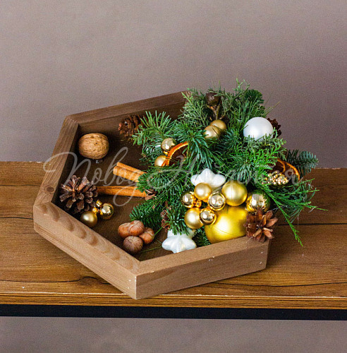 Цветочная композиция Новогодние игрушки