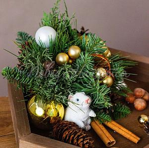 Цветочная композиция Новогодние игрушки