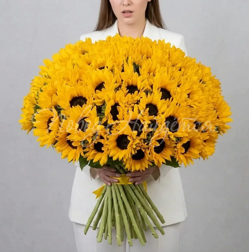Монобукеты из подсолнухов Букет Солнечные объятия