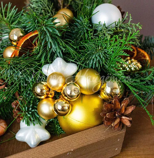 Цветочная композиция Новогодние игрушки — Повод Найдется