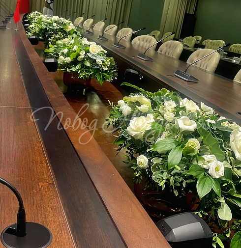 Цветочная композиция Стол переговоров — Повод Найдется