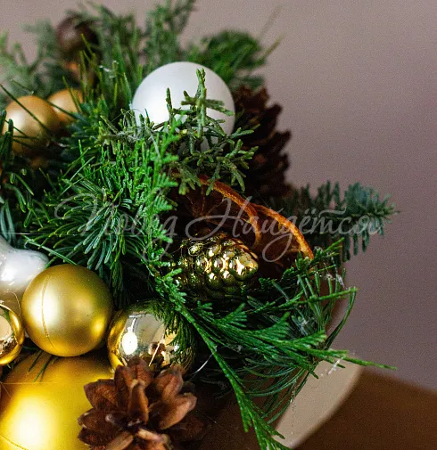 Цветочная композиция Новогодние игрушки — Повод Найдется