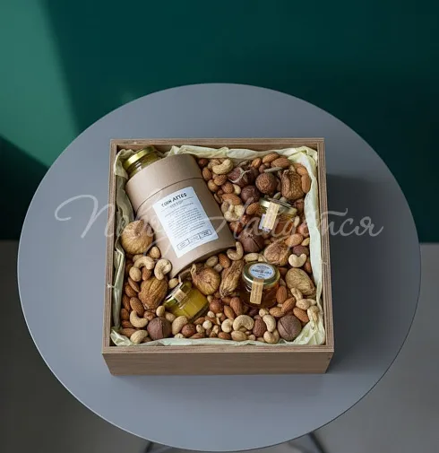 Набор орехов и сухофруктов