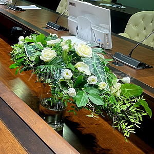 Композиции Цветочная композиция Стол переговоров