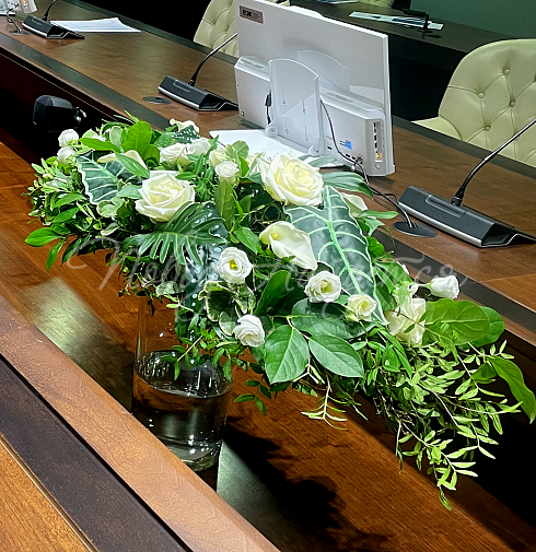 Цветочная композиция Стол переговоров — Повод Найдется